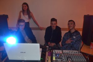 Nous voyons trois adhérents de l'association des jeunes pêcheurs de Monts être derrière la sono afin de gérer la playlist de la soirée